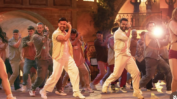 War 2 First Review in Tamil Hrithik Roshan and Jr NTR faceoff will errupts the theater for sure