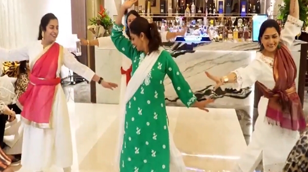 A video of Nadia and Khushboo dancing Bharatanatyam in a bar during an 80s reunion has gone viral