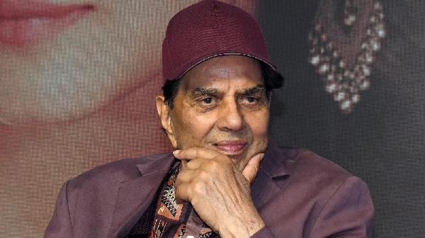 Bollywood Legend Dharmendra Passes Away Mukesh Khanna Shares Emotional Memories