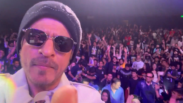 Shah Rukh Khan Celebrates His 60th Birthday With His Fans Video Goes Trending