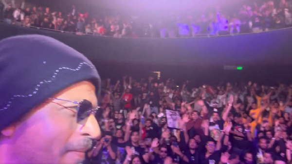 Shah Rukh Khan Celebrates His 60th Birthday With His Fans Video Goes Trending