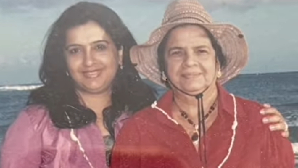 Actress Karthika Who DAUGHTER OF Actress Radha Crying At Her Grandmother Sarasamma Funeral