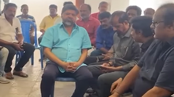 Director V Sekhar Passes Away Comedian Goundamani Pays Last Respects in Kodambakkam