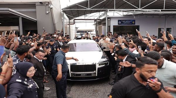 Blue Sattai Maran Tweet on Vijay Speech Sparks Controversy Fans Question Sivakarthikeyan Reference