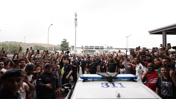 Heavy Rain Can t Stop Fans at Vijay s Jana Nayagan Audio Launch in Malaysia