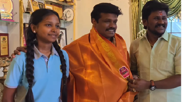 Senthil Ganesh Rajalakshmi Senthil Ganesh Couple Visits Madurai Muthu s Home to Bless His Daughters