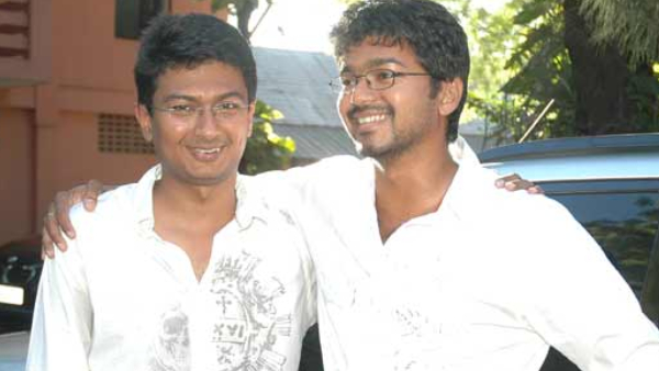 Blue Sattai Maran uses JustAsking against Prakash Raj over his hatred against Vijay s Politics