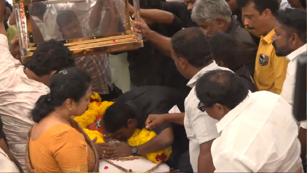 Seeman Pays Emotional Tribute to Bharathiraja Drapes Tiger Flag and Bids Final Farewell