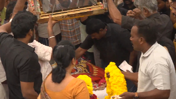 Seeman Pays Emotional Tribute to Bharathiraja Drapes Tiger Flag and Bids Final Farewell