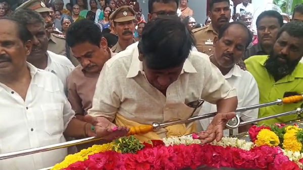 Minister Vanni Arasu Comforts Vadivelu at Bharathiraja Funeral Emotional Moment Goes Viral Minister Vanni Arasu Comforts Vadivelu at Bharathiraja Funeral Emotional Moment Goes Viral