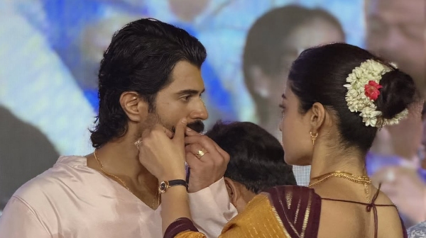 Rashmika Mandanna s Gesture Leaves Vijay Deverakonda s Parents Delighted at Public Event Rashmika Mandanna s Gesture Leaves Vijay Deverakonda s Parents Delighted at Public Event