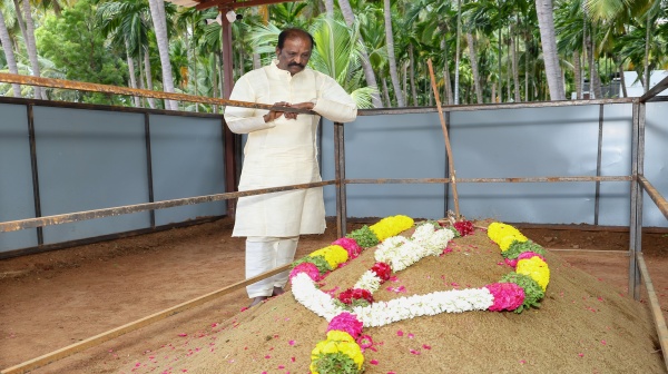 Vairamuthu s Condolence Poem for Bharathiraja Triggers Social Media Debate