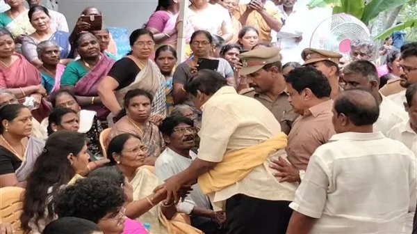 Appa Appa Vadivelu Breaks Down While Paying Final Tribute to Bharathiraja Appa Appa Vadivelu Breaks Down While Paying Final Tribute to Bharathiraja