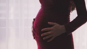 పెళ్లి కాకుండానే స్టార్ హీరోయిన్ ప్రెగ్నెంట్.. సోషల్ మీడియాలో జోరుగా రూమర్