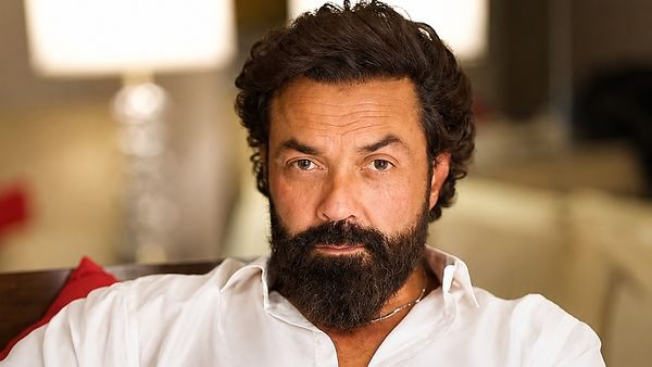 ‘బాబీ డియోల్‌తో టీనేజ్ రొమాన్స్.. ఆ హీరోయిన్ మధ్యలో దూరి..’