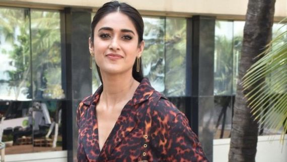 బట్టలు విప్పేసి షాకిచ్చిన ఇలియానా: అసలైనవే చూపిస్తూ ఘాటు సెల్ఫీ