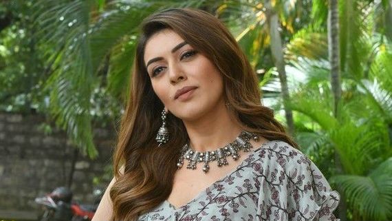 హాట్ షోలో గోడ దూకేసిన హన్సిక: పెళ్లైనా తగ్గకుండా ఇలా చూపిస్తుందేంటి!