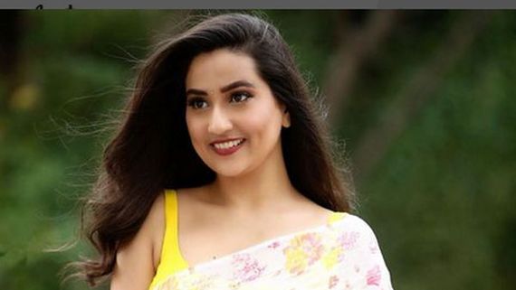 టైట్ డ్రెస్‌తో ఘోరంగా యాంకర్ మంజూష: ఎద అందాలు పైకి కనిపించేలా!