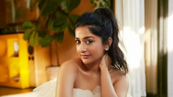 స్పోర్ట్స్ బ్రాలో మీరా జాస్మిన్ హాట్ షో: అమాంతం విప్పేసి షాకిచ్చిన పవన్ హీరోయిన్
