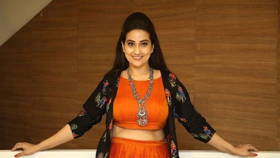  డోస్ పెంచిన యాంకర్ మంజూష: ఎద అందాల దర్శన భాగ్యం కలిగిస్తూ!