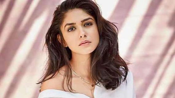 కిటికీ లాంటి టాప్‌లో సీతా రామం హీరోయిన్: ఏం దాచాలో అవే కనిపించేలా!