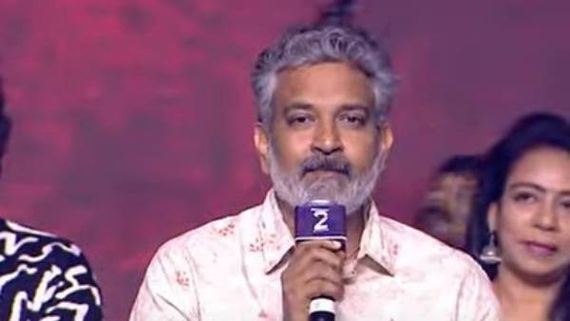 SS Rajamouli కి యాంకర్ సుమ పంచ్.. మోకాళ్ల నొప్పులు రాకముందే అంటూ.. మహేష్ బాబు మూవీ గురించి సెటైర్