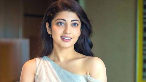 స్విమ్‌సూట్‌లో ప్రణిత పరువాల ప్రదర్శన: తల్లైన తర్వాత కూడా ఇంత దారుణమా!