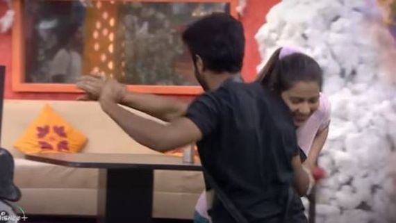Bigg Boss Telugu 6 షాకింగ్ ట్విస్ట్.. ఇనయా-శ్రీహాన్ మధ్య రొమాన్స్.. ఐటమ్ సాంగ్ లో శ్రీసత్య!