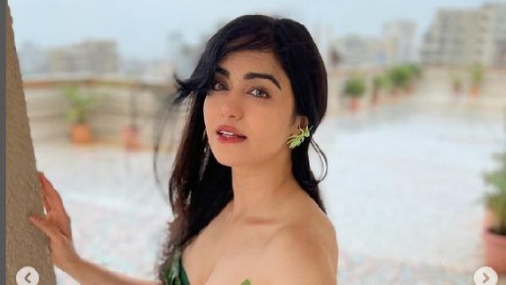 బట్టలు ‘ఆదా’ చేస్తోన్న హీరోయిన్: ఎద అందాలను హైలైట్ చేస్తూ పచ్చిగా!