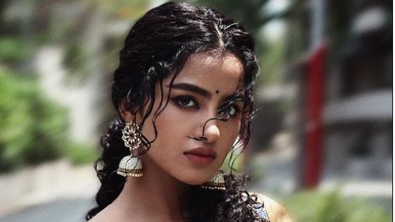 కొలతలు చూపిస్తూ కవ్విస్తోన్న అనుపమ: హాట్ షోకు మించిన ట్రీట్‌తో అరాచకం