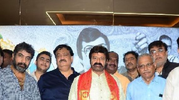  525 రోజులు ఏకధాటిగా ఆడిన రికార్డు.. చారిత్రాత్మకంగా సినిమా థియేటర్.. తారకరామ రీ లాంచ్‌లో బాలకృష్ణ ఎమోషనల్