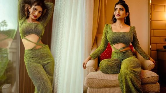  Ananya Nagalla: తెలుగు అమ్మాయి అనన్య నాగళ్ల హాట్ షో: అలా చూపిస్తూ ఘోరంగా!