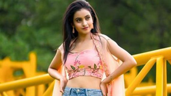 బీచ్‌లో రెచ్చిపోయిన దీపికా పిల్లి: టాప్ కిందకు జరిపి హీటు పెంచేలా!