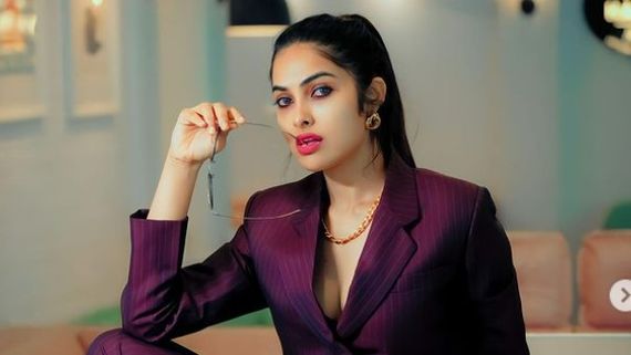 దివి వాద్యా నయా హాట్ షో.. కొంటెగా నవ్వుతూ అది ఫోకస్ అయ్యేలా!