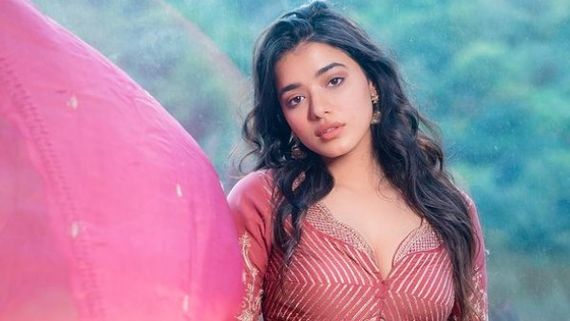 బాత్రూంలో రెచ్చిపోయిన కేతిక శర్మ: అమాంతం ప్యాంట్ విప్పేసి మరీ!