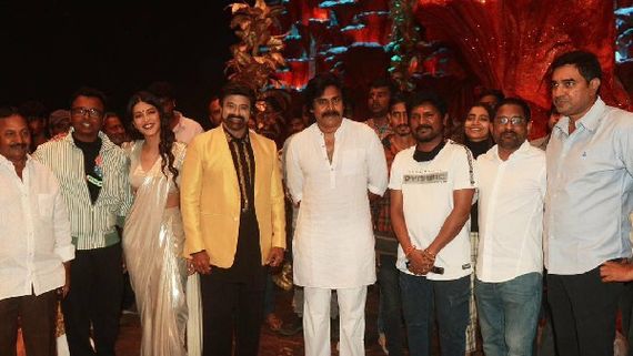  బాలకృష్ణను కలుసుకున్న పవన్ కళ్యాణ్.. ఫొటో వైరల్.. ఎందుకు కలిశారంటే?