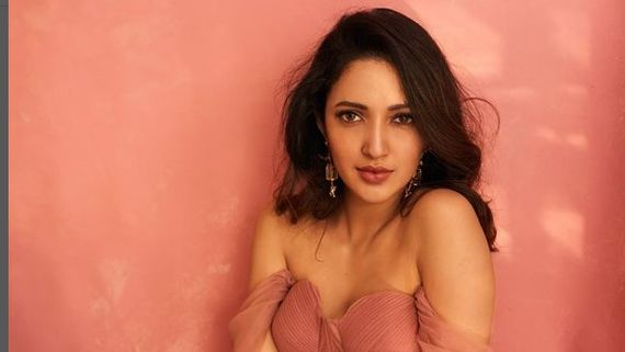 Neha Shetty ఓవర్ డోస్ హాట్ షో: డీజే టిల్లు హీరోయిన్ గీత దాటేసి మరీ టెంప్ట్ చేస్తోందిగా!
