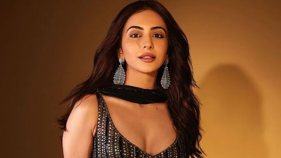 Rakul Preet Singh: లోతైన ఎద అందాలు చూపిస్తూ స్టార్ హీరోయిన్ రచ్చ.. ఎలాంటి హద్దు లేకుండా అలా!