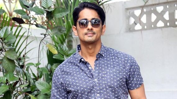 హీరో సిద్దార్థ్ తల్లిదండ్రులకు చేదు అనుభవం.. 20 నిమిషాలపాటు వేధింపులు అంటూ పోస్ట్