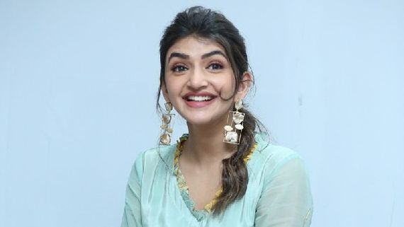  Sreeleela ప్రతీ రోజు దేవుడికి థ్యాంక్స్ చెప్పుకొంటా.. రవితేజతో అలాంటి టెన్షన్.. శ్రీలీల ఇంటర్వ్యూ