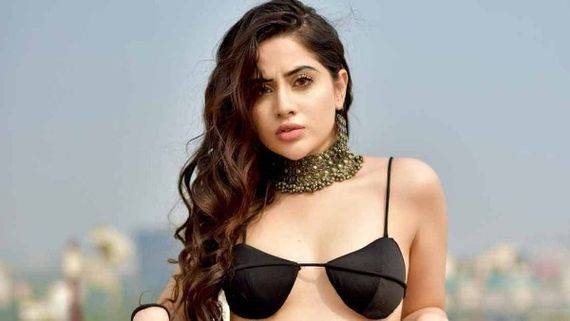  Urfi Javed: మరో వింత డ్రెస్ లో షాక్ ఇచ్చిన ఉర్ఫీ.. సగం సగం డ్రెస్ లో శాంటా అంటూ..