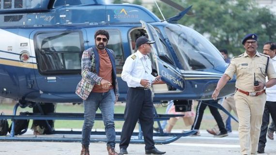 అభిమానిపై బాలకృష్ణ ఆగ్రహం..  కొట్టేంత పనిచేసిన నటసింహం (వీడియో) 