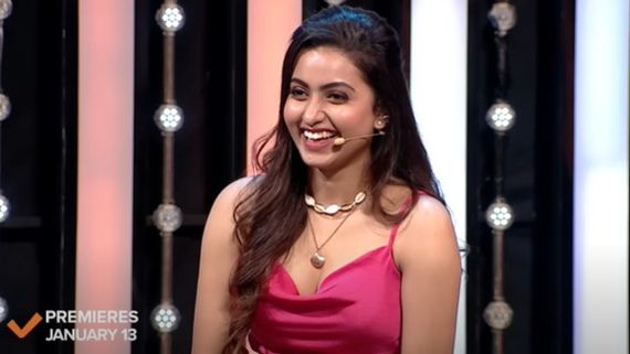 కామెడీ షోలో దీపిక పిల్లి హాట్ షో..  పొట్టి దుస్తుల్లో అంతా కనిపించేలా అందాల ప్రదర్శన!