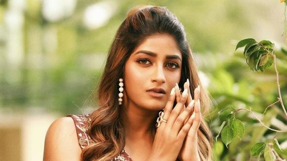 తెలుగు పిల్ల డింపుల్ అందాల జాతర: ఎద భాగం కనిపించేలా ఏకంగా ఫ్లైట్‌లోనే!