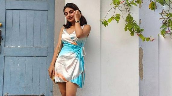 పొట్టి డ్రస్సులో దృశ్యం బేబీ అందాల విందు.. బికిని లాంటి డ్రస్సులో మరీ హాట్‌గా!