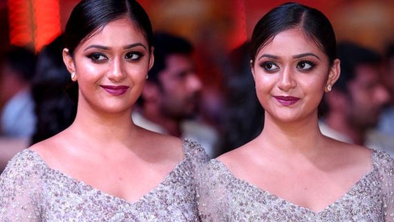 Keerthy Suresh: స్లీవ్ లెస్ బ్లౌజ్ లో కీర్తి సురేష్ అందాలు.. బ్యాక్ నుంచి చూపిస్తూ సోకుల విందు!