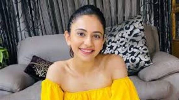 Rakul Preet Singh పరువాల విందు.. బీచ్ లో ఒకలా.. డ్రెస్సు కిందకు జరిపి మరోలా!