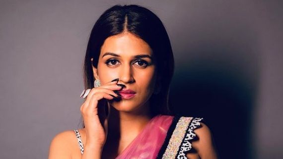 Shraddha Das: శ్రద్ధాదాస్  హాట్ సెల్ఫీ.. ఓవర్ డోస్‌తో గ్లామర్ గుప్పిస్తూ అలా..
