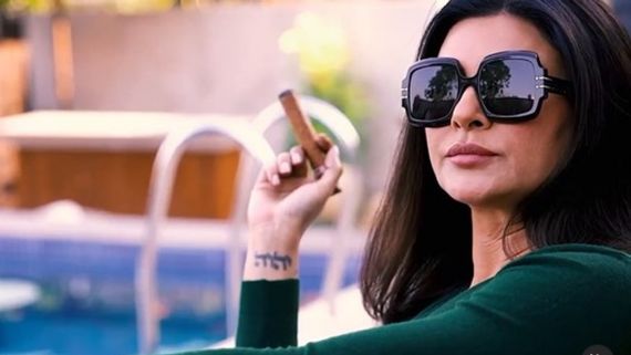  Sushmita Sen ఆరితేరిన గ్యాంగ్‌స్టర్‌గా సుస్మిత సేన్.. నోట్లో సిగార్.. చేతిలో పిస్టల్‌తో కేక పెట్టించిన ఆర్య