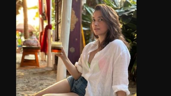 బీచ్ లో బీర్ కొడుతూ తమన్నా.. ట్రాన్సపరెంట్ షర్ట్ లో అందాల ఆరబోత, వీడియో వైరల్!